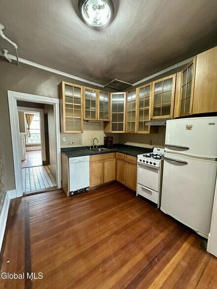 Building Photo - 39 S Lake Ave