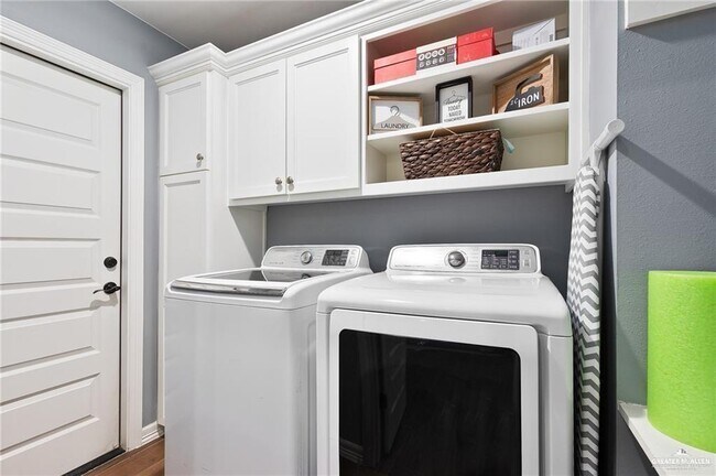 Building Photo - 13 Kingsborough Ave