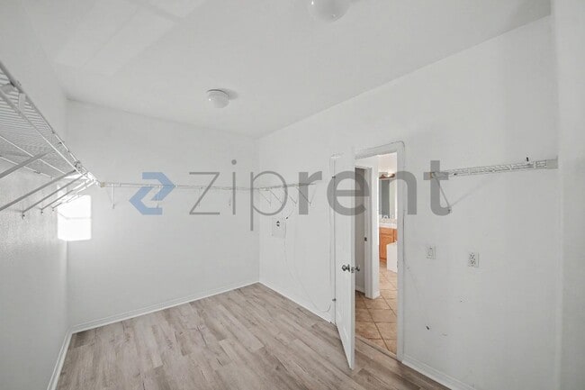 Building Photo - Unit