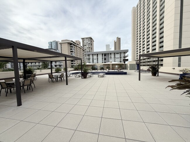 Building Photo - 2211 Ala Wai Blvd