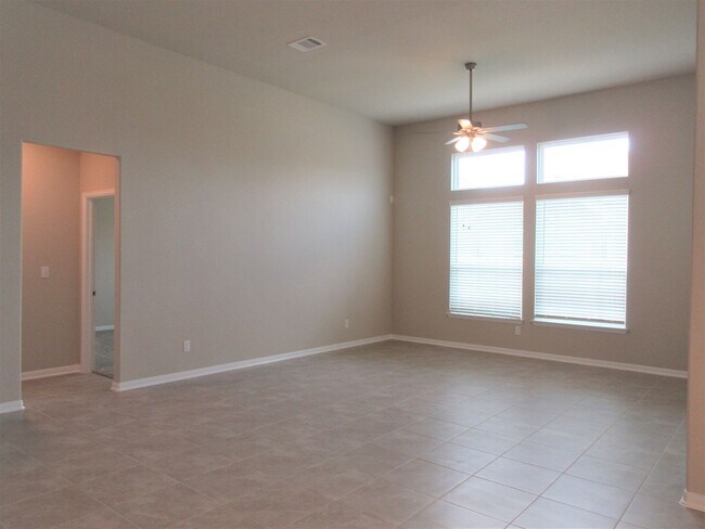 Building Photo - 4-Bedroom Home in Oak Creek - Highly Sough...