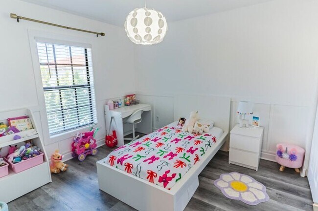 Building Photo - 2025 Sugar Maple Dr