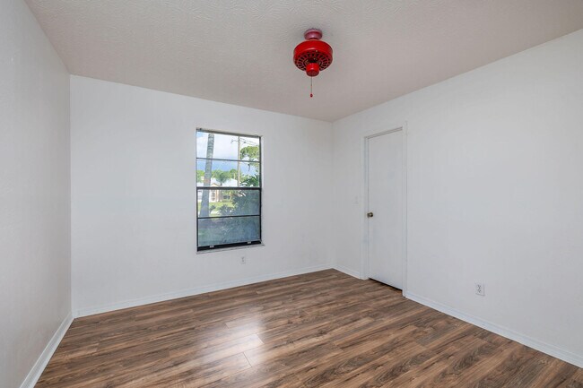 Building Photo - 662 NW Cardinal Dr
