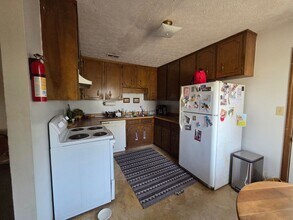 Building Photo - 2 bed 1 bath duplex on Barber St.