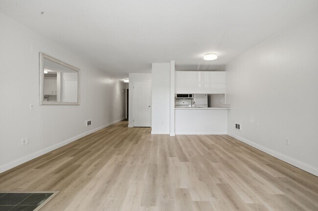 Building Photo - Mercer Island Condo with Reserved Parking & In-Unit Laundry!