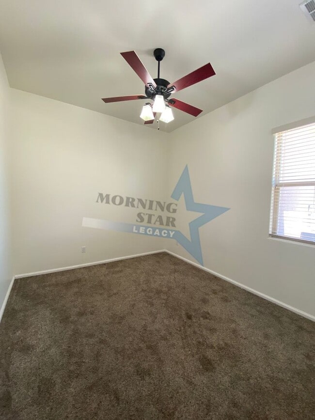 Building Photo - Stunning 4 bedroom, 2.5 bath house - 3 car...