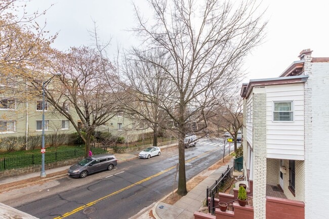 Building Photo - Stunning premium corner Townhome condo in ...