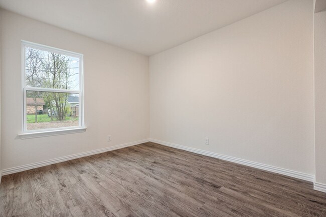 Building Photo - Spacious 3-Bedroom Home with Hardwood Floors & Modern Finishes in Seguin