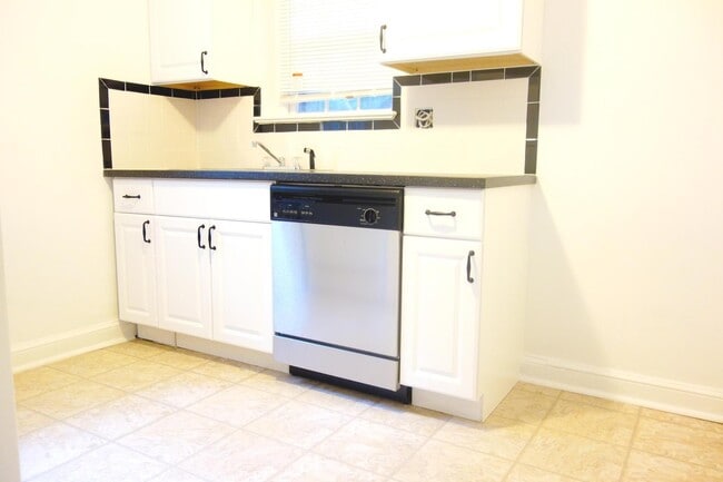 Building Photo - 8409 Greenwood Ave