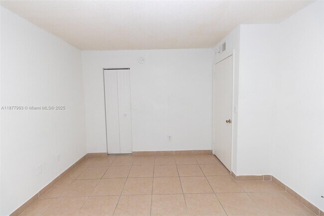 Building Photo - 1227 SW 46th Ave