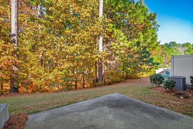 Building Photo - Elegant Townhome Near Southpoint Mall!