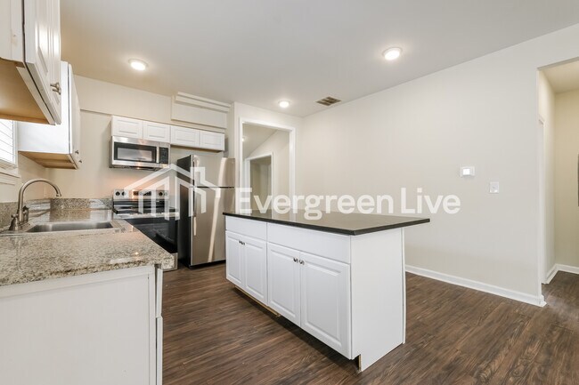 Building Photo - 1596 Jonesboro Rd SE