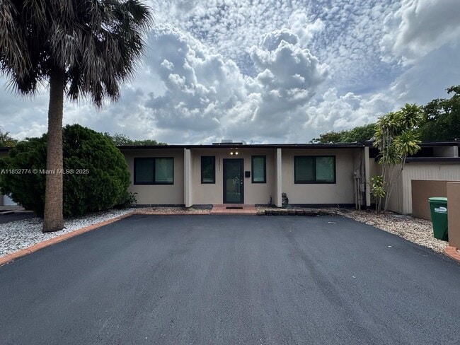 Building Photo - 15011 Coconut Ct
