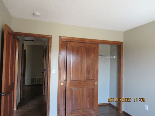 Building Photo - Massive 5Bed, 4Bath, 2Story Home Located i...