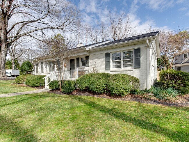 Building Photo - 3221 Sunset Dr