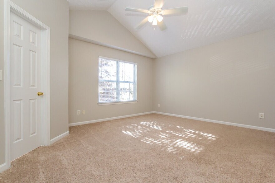 Building Photo - 126 Springbottom Dr SE