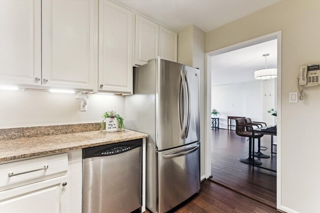 Building Photo - Great 2 Bedroom 2 Bath in Van Ness DC!