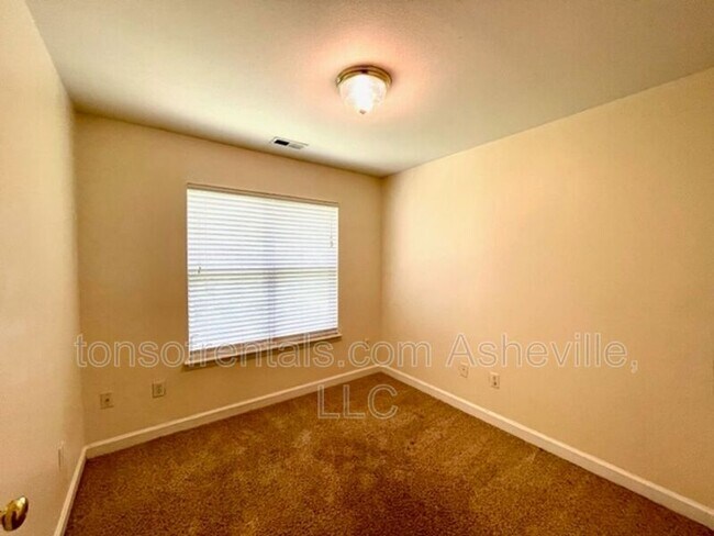 Building Photo - 24 Scottish Cir