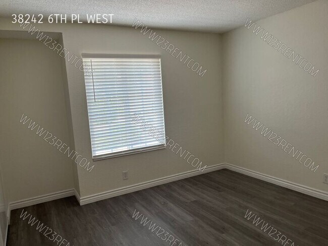 Building Photo - 38242 6th Pl W