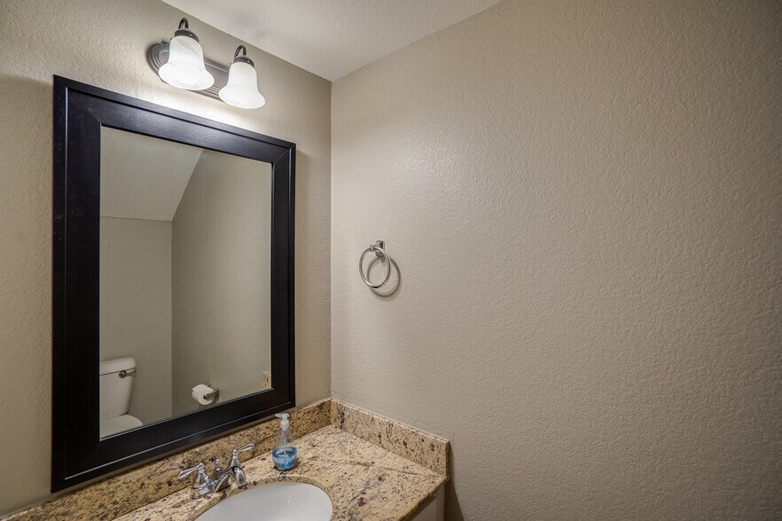 Building Photo - 4015 Glenstone Terrace