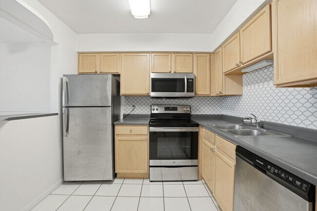 Building Photo - 209 W Ct of Shorewood