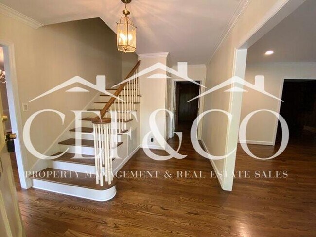Building Photo - Large 2-Story 3BR/3BA Home with Garage, Ap...