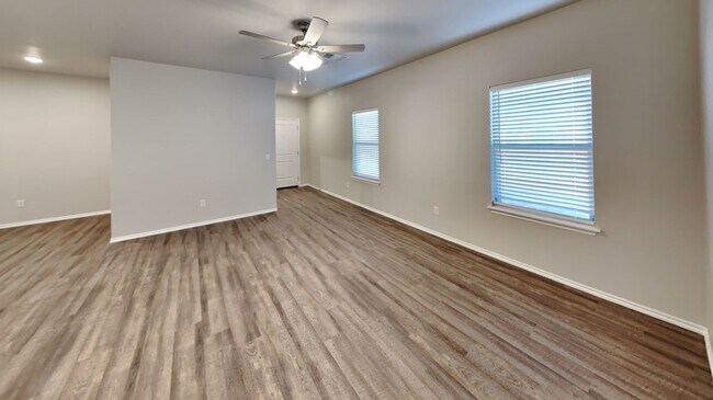 Building Photo - Luxury 3 Bedroom 2 Bathroom Townhome with 2 Car Garage in Piedmont Schools- Neighborhood Park/Bas...