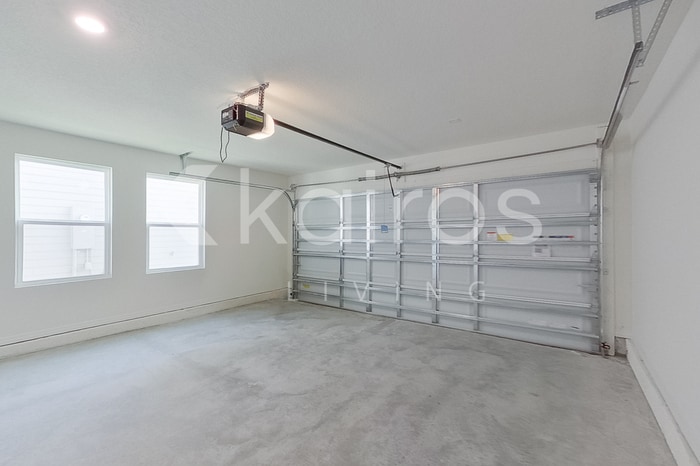 Building Photo - 8731 SW 44th Ct