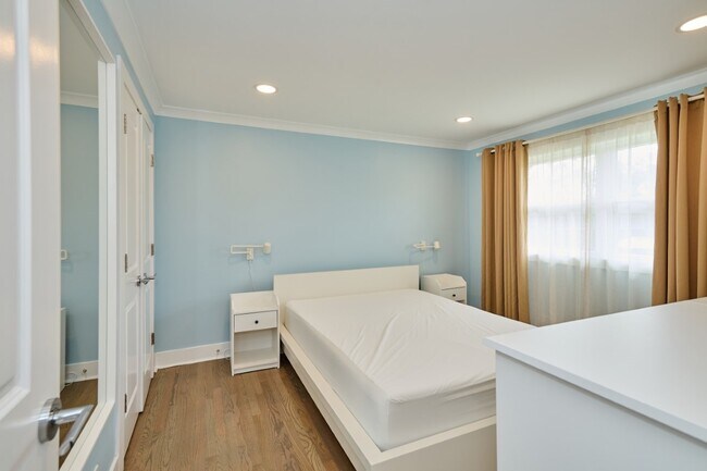 Building Photo - 926 N Boxwood Dr