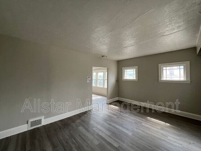 Building Photo - 3293 E 121st St