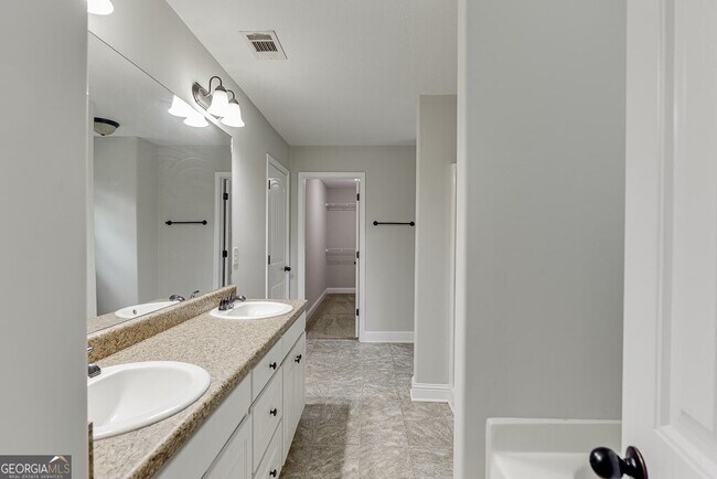 Building Photo - 323 Deer Run Dr