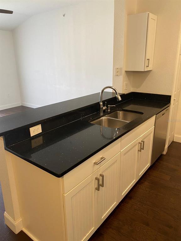 Building Photo - 5475 Vineland Rd