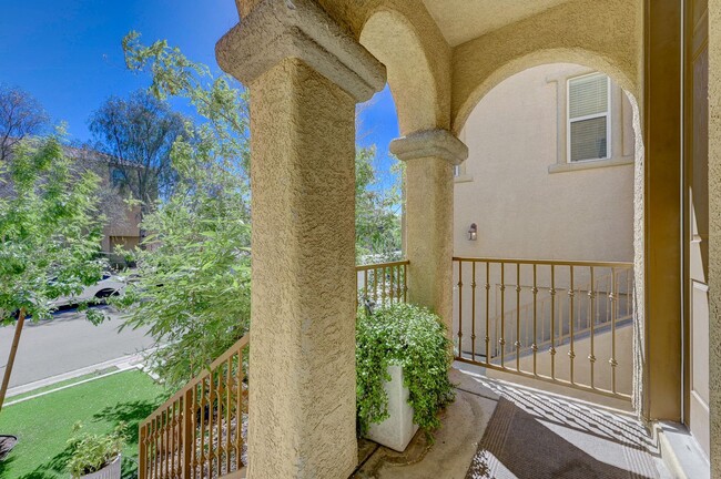 Building Photo - Stylish Tri-Level Home/Tandem Garage in Henderson