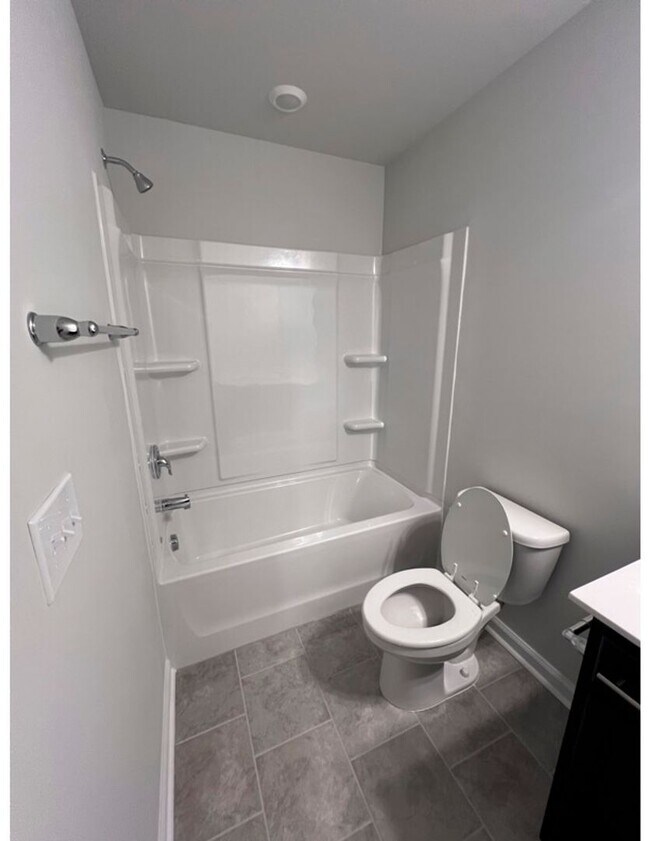 Building Photo - Three Bedroom Home