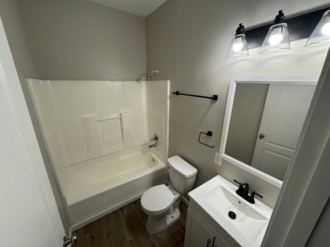 Building Photo - $1125- 3 room 2 bath - Single Family Home ...