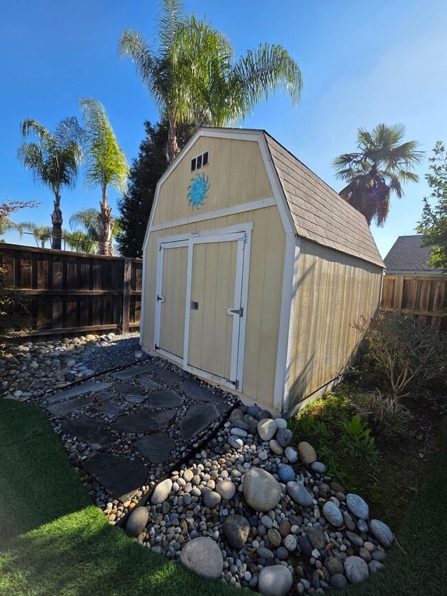 Building Photo - 3 Bedroom 2 Bathroom with Pool in NW Visalia!