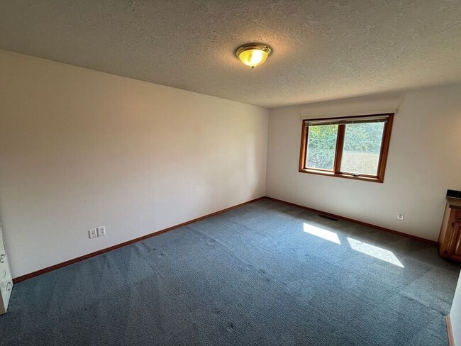 Building Photo - 460 SE Conifer Pl