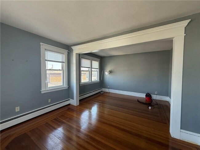 Building Photo - 10 Knight St