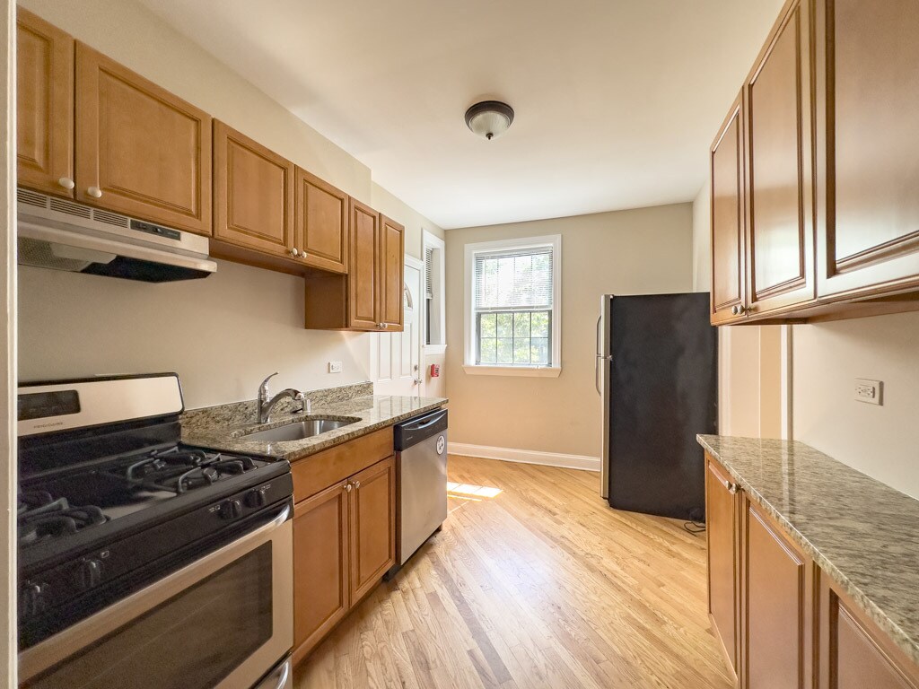 Building Photo - 890 Green Bay Rd