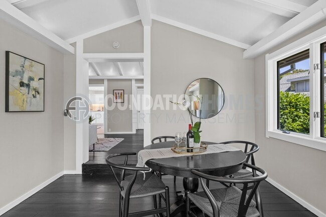 Building Photo - Charming 3 bed/2.5 bath in the heart of do...