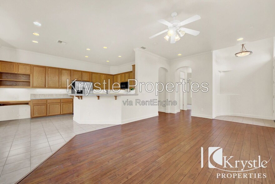 Building Photo - 8401 Benavente Ct