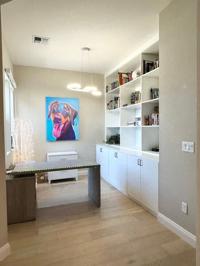 Building Photo - Luxury 55+ Executive Home- Fully Furnished