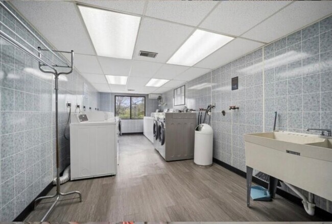 Building Photo - 350 Plum Creek Dr