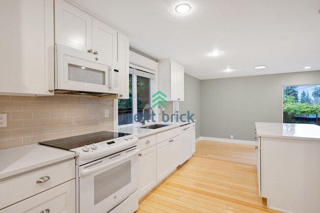 Building Photo - 3 BED & 2 BATH SINGLE FAMILY HOUSE WITH A ...