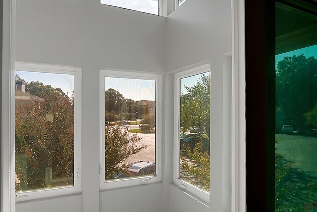Building Photo - Renovated Condo located in heart of Mt Pleasant, near Ravenel Bridge and Waterfront Park