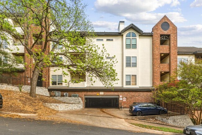 Building Photo - 3001 Cedar St