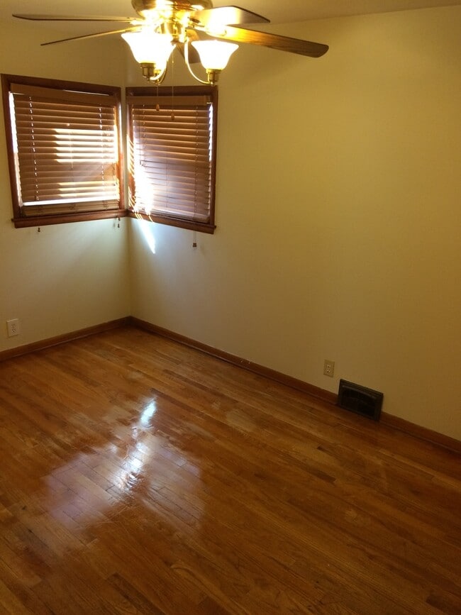 Building Photo - Updated Single Family Home Near Vogel Park...