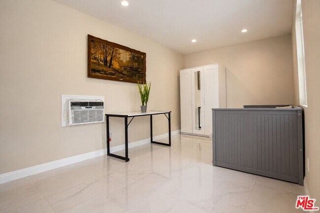 Building Photo - 487 S Sherbourne Dr