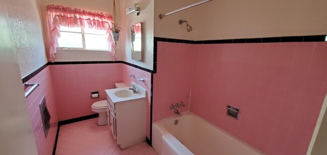 Building Photo - 404 San Saba Rd