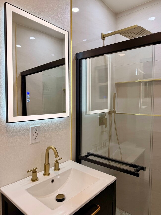 Building Photo - 714 S Philadelphia St